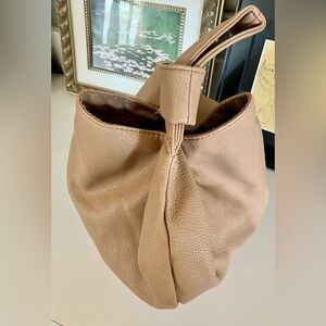 Tote Drop handbag. Unique and easy to carry, color tan. Super cute